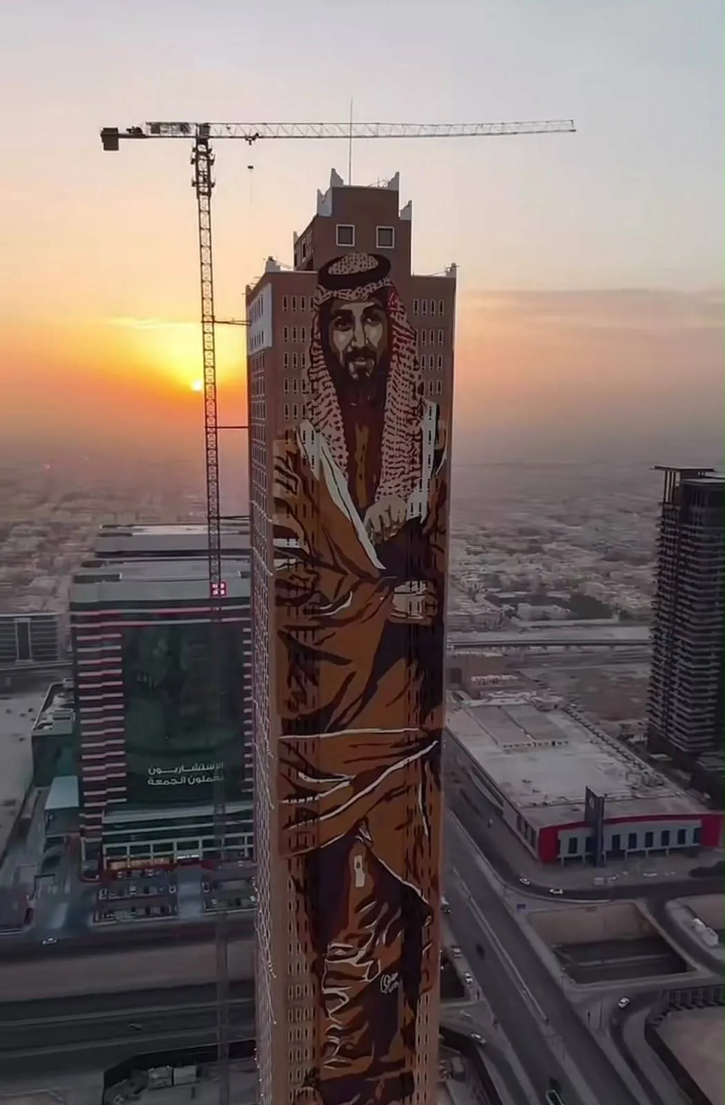 جدارية برج طويق العملاقة في الرياض