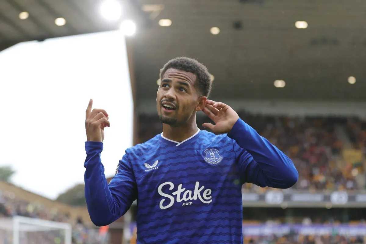 الهلال يتفاوض مع إيفرتون لضم إليمان نداي