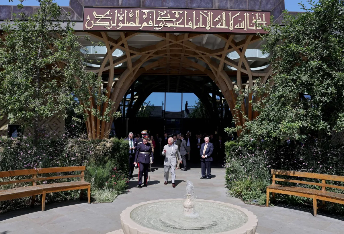 زيارة الملك تشارلز لمسجد كمبريدج الصديق للبيئة