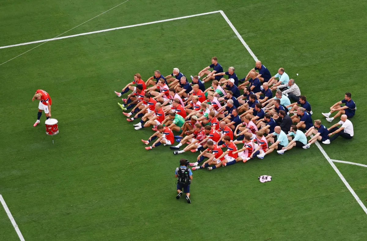 هالاند يقود النرويج إلى ربع نهائي كأس العالم