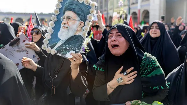 غياب مجتبى خامنئي عن جنازة والده وتأثيره على إيران