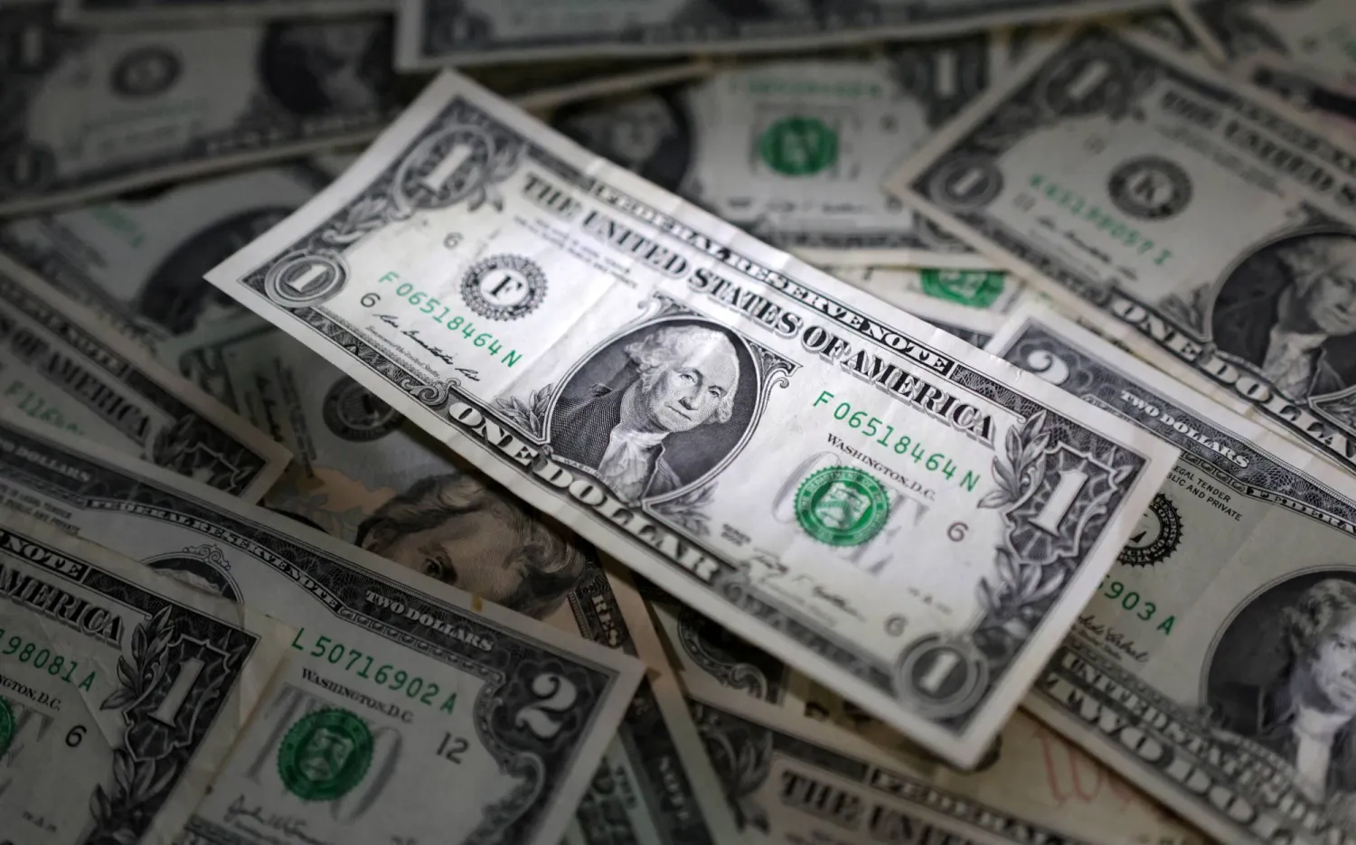 الدولار يتجه لخسارة أسبوعية رغم التوترات الجيوسياسية