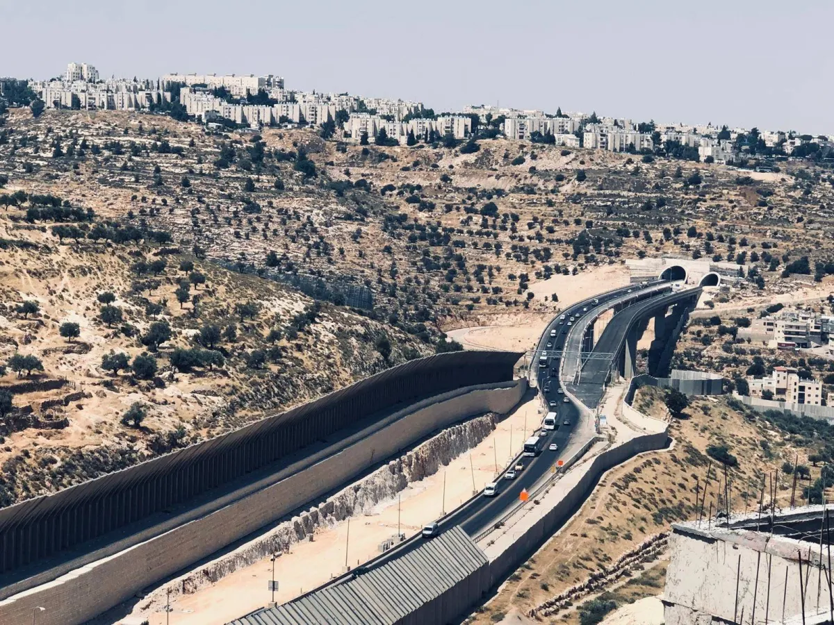 إسرائيل تشق طرق استيطانية في الضفة الغربية