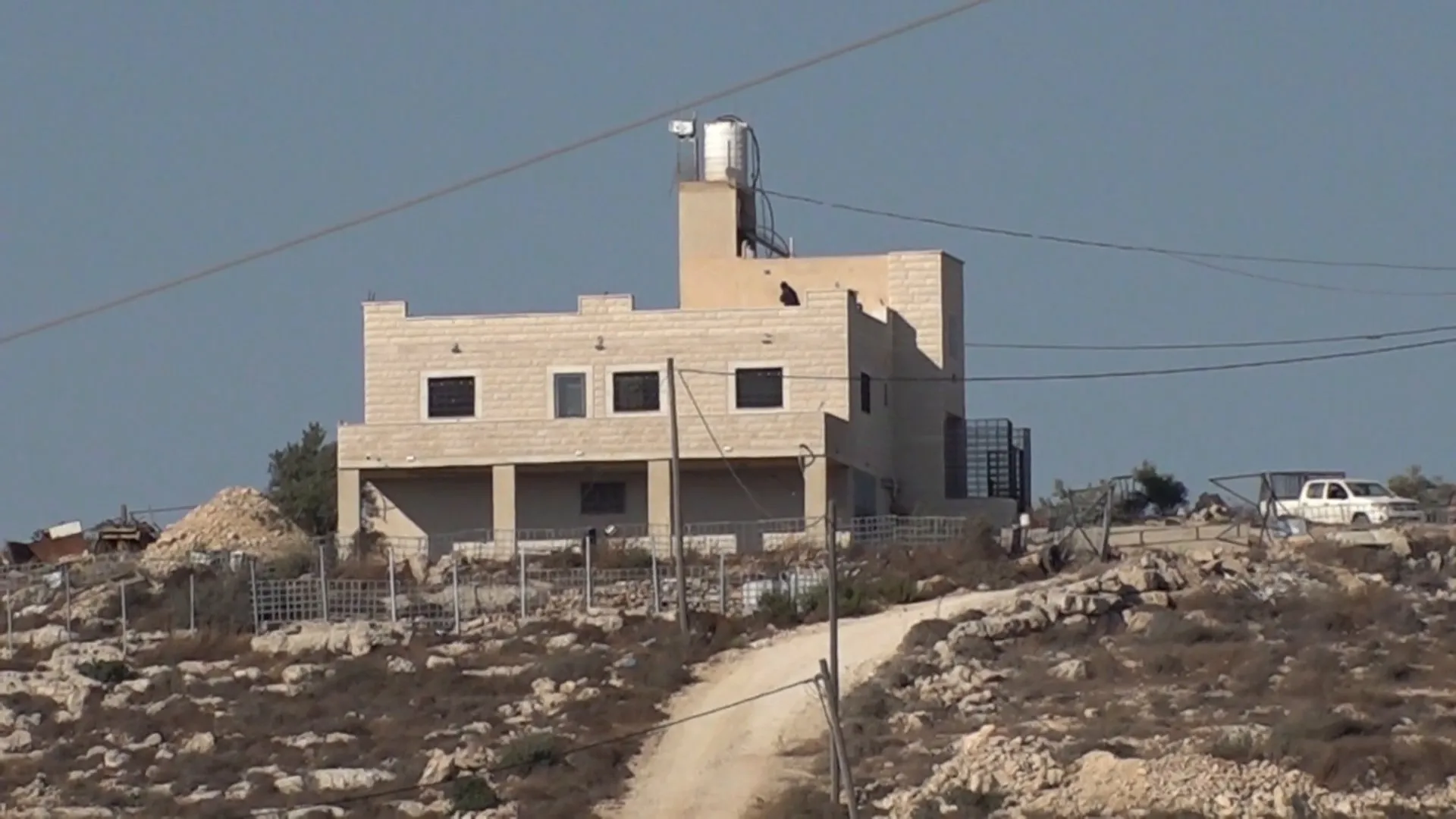 مستوطنون يجبرون عائلة فلسطينية على النزوح تحت تهديد السلاح
