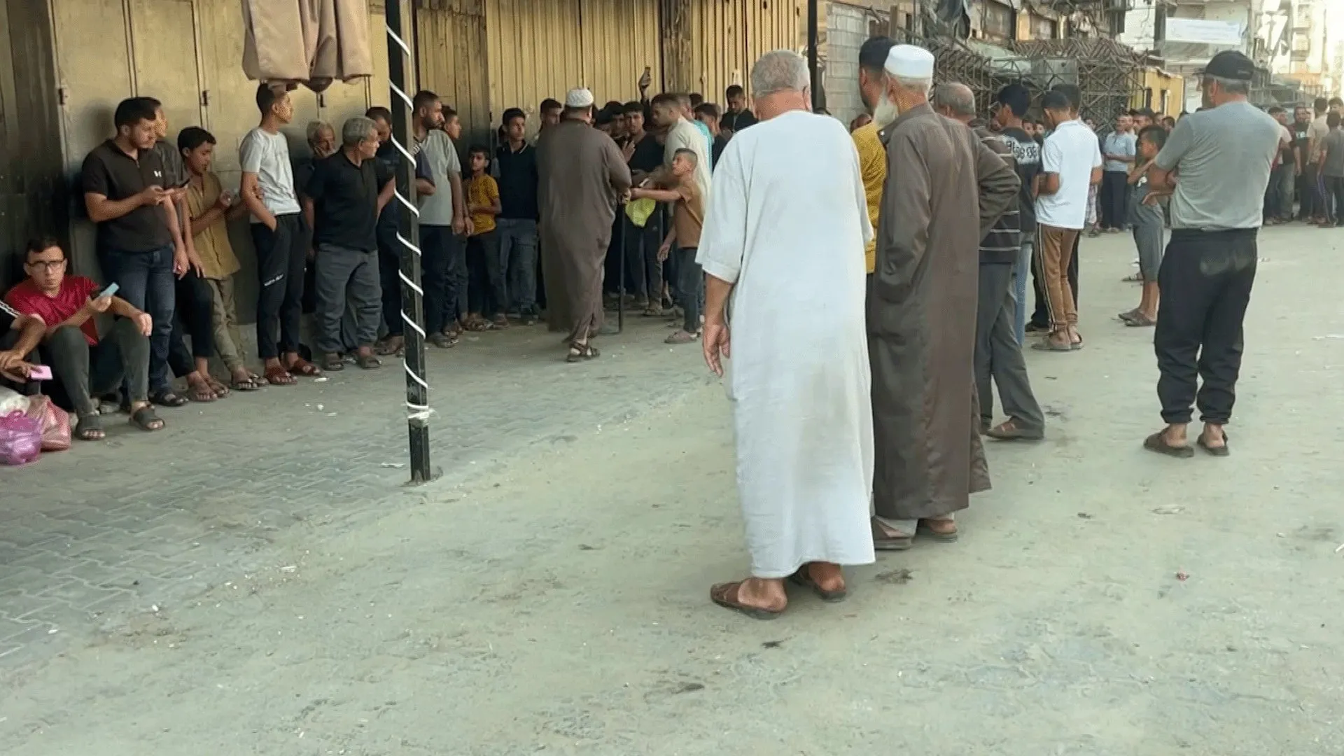 أزمة الجوع في غزة: طوابير طويلة للحصول على الخبز
