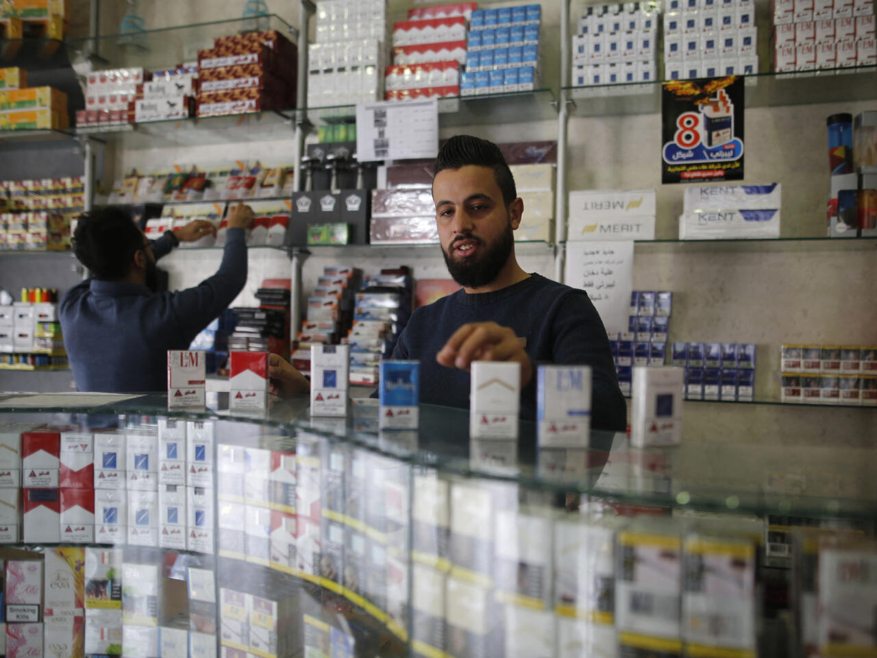 ضبط تجارة السجائر غير القانونية في إندونيسيا