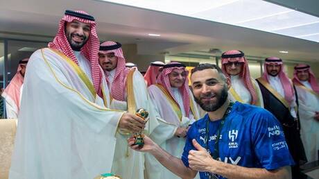 بنزيما يثير الجدل بقميص رونالدو