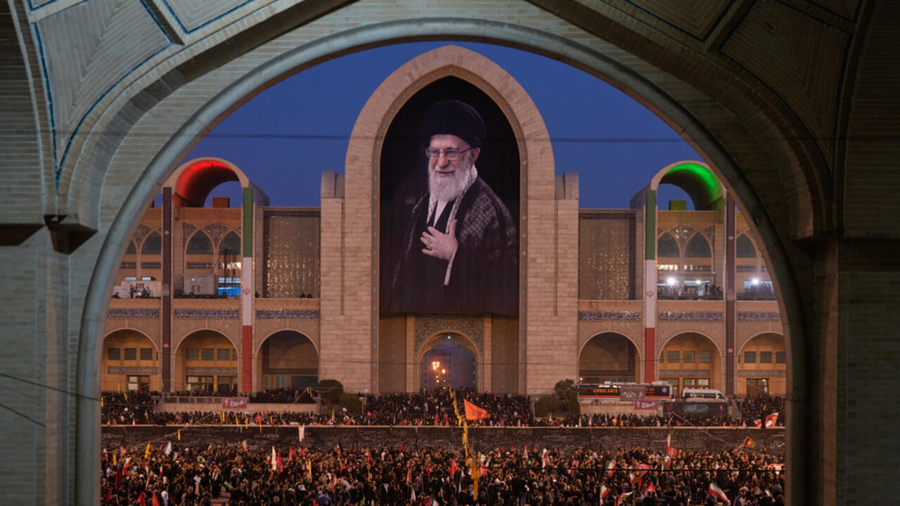 تشييع خامنئي في طهران: غياب نجله واحتشاد الآلاف