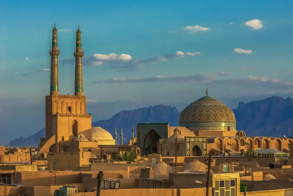 إيران تواجه غياباً سياسياً وتحديات إعادة توزيع السلطة