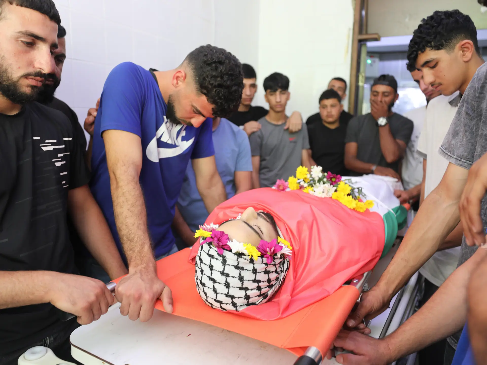 غارات إسرائيلية تتوسع في غزة: استشهاد 5 فلسطينيين