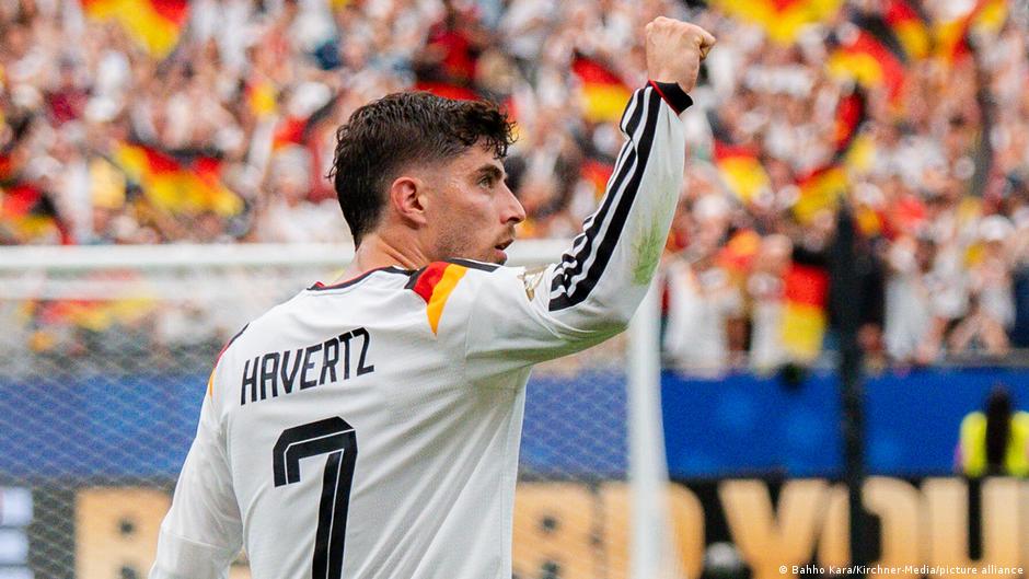 أزمة في قمصان المنتخب الألماني بسبب نقص حرف V
