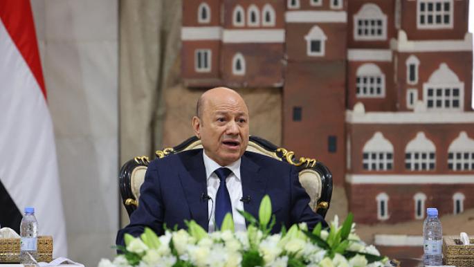 العليمي يؤكد عدم السماح بهبوط الطائرات الأجنبية في اليمن
