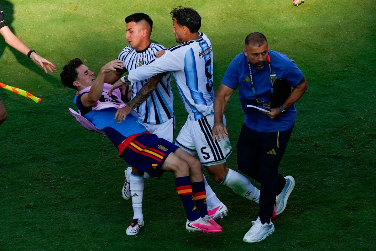 غافي يدافع عن باريديس بعد مشاجرة في نهائي كأس العالم