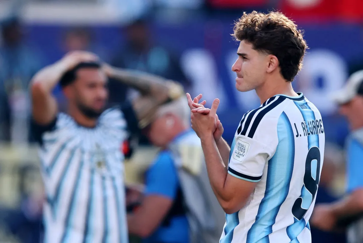 نجوم برشلونة يعارضون صفقة ألفاريز