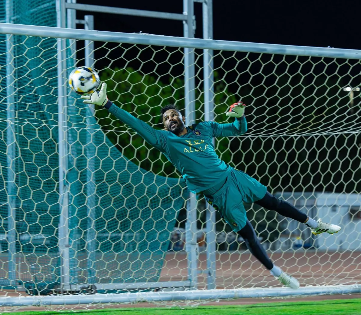 الهلال والشباب يتنافسان على ضم محمد العويس