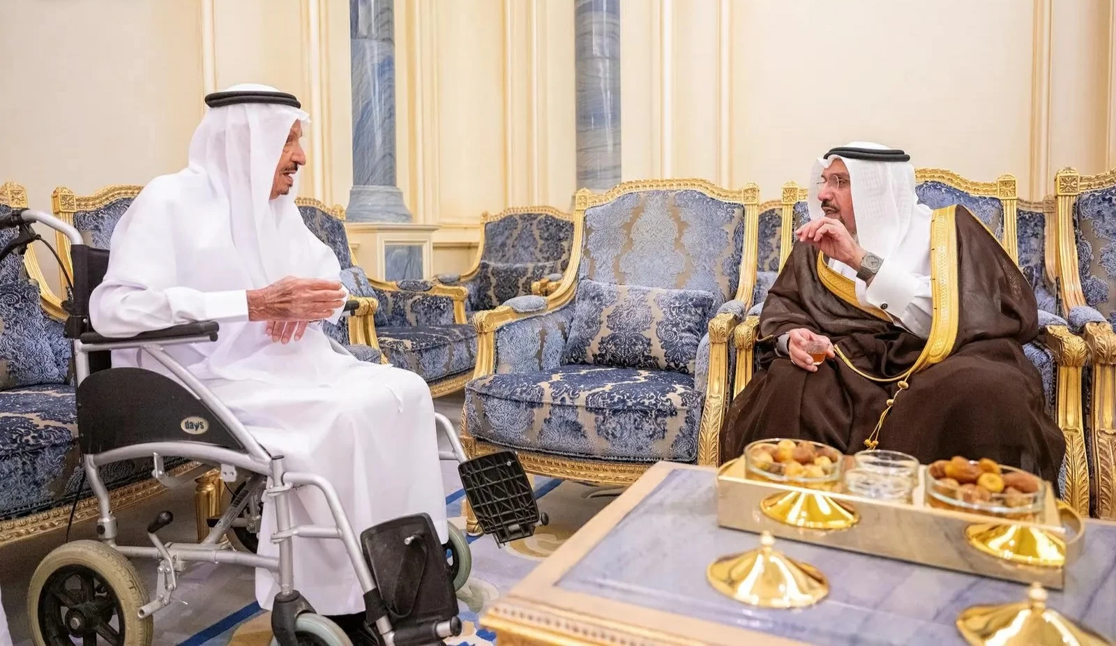 أمير القصيم يزور رئيس لجنة أهالي بريدة للاطمئنان على صحته