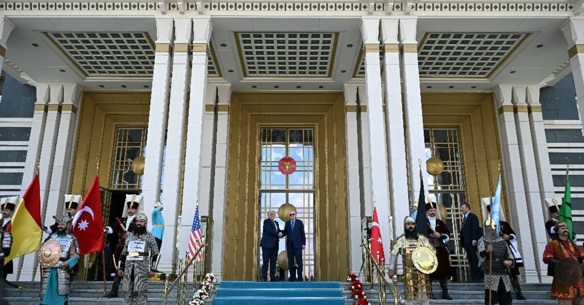 ترامب يستقبل بترحيب ملكي في تركيا خلال قمة الناتو