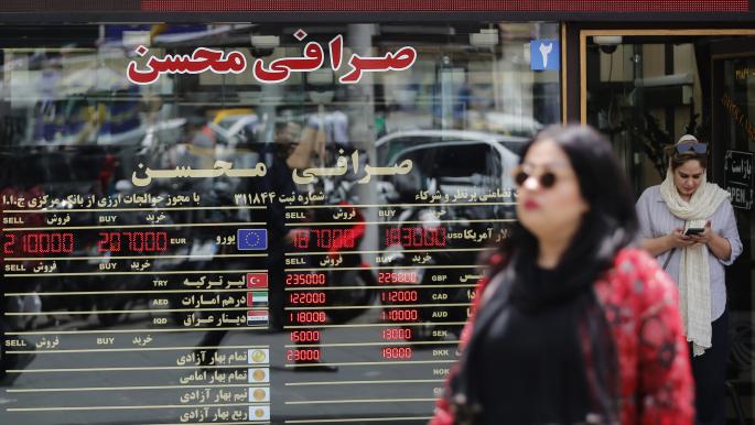 تراجع الريال الإيراني أمام الدولار: أزمة اقتصادية جديدة