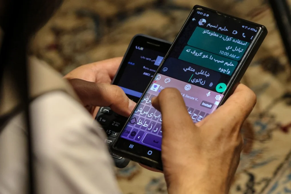 حظر الهواتف الذكية في أفغانستان وتأثيره على الموظفين