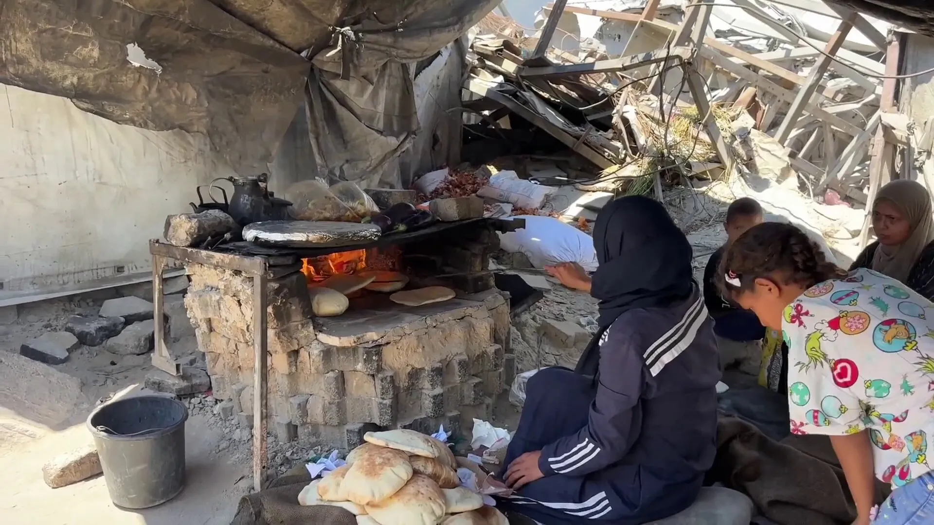 غزة: أم يعقوب تواجه الفقر والحر بخبز الكرتون