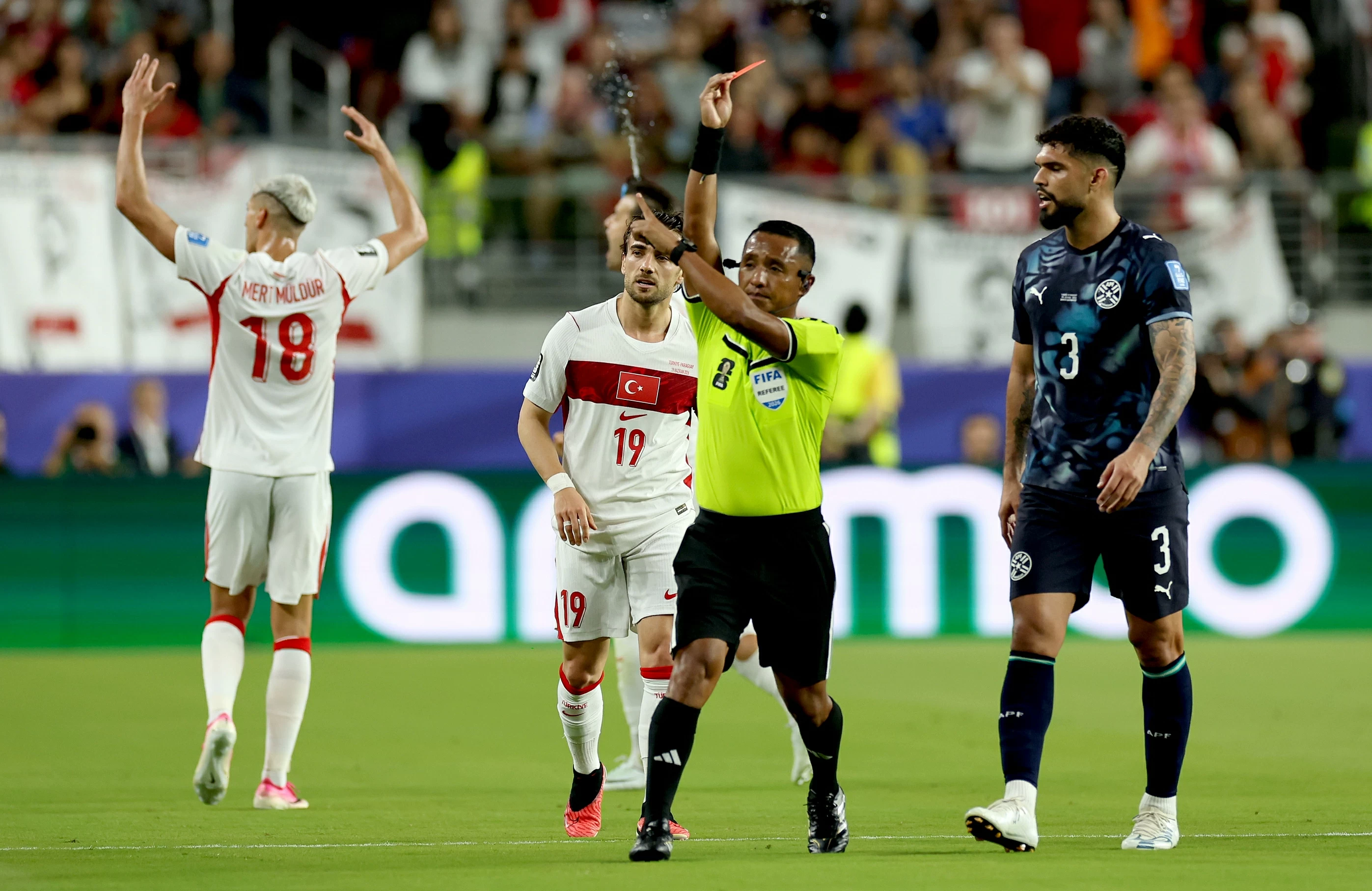 طرد تاريخي في مونديال 2026: لاعب باراغواياني يُطرد بسبب تغطية فمه
